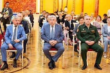 Евгений Солнцев вручил оренбуржцам государственные награды 